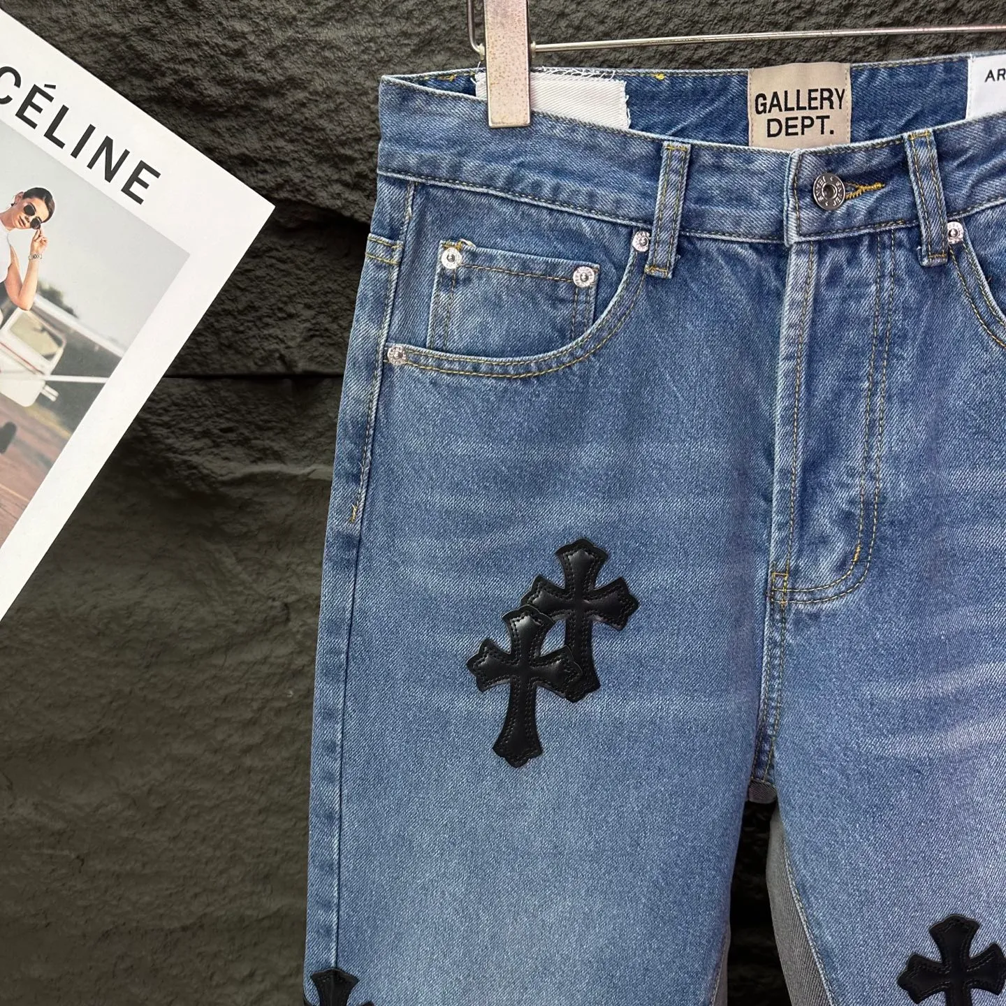 P270 GALLERY DEPT. Co-branded 2025 new black cross-leather stitching couple's style loose washed flared jeans 🔥High version🔥High version🔥 Top ceiling quality Styles with different washed textures are very friendly to people with thin legs and thick legs. The slightly flared version is very flattering to the leg shape. Moderate length that never goes out of style, easy and casual to match, basic styling for various styles, a must-have in the wardrobe! The fabric is stiff but also makes the upper body soft without losing texture. The washing process is even more perfect. It is a must-have item for everyone! ! ! Washed wheat, tag, pants label, three complete labels Color: washed black, washed blue Size: 28, 30, 32, 34 (four sizes)